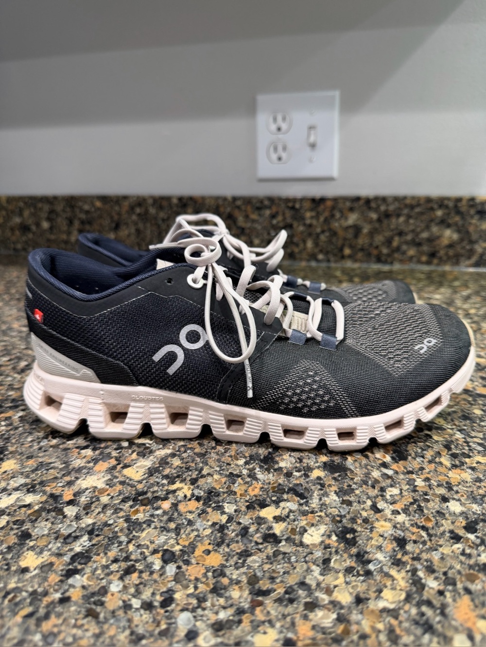 On Running ladies  Cloud Sneakers — Black size 7.5